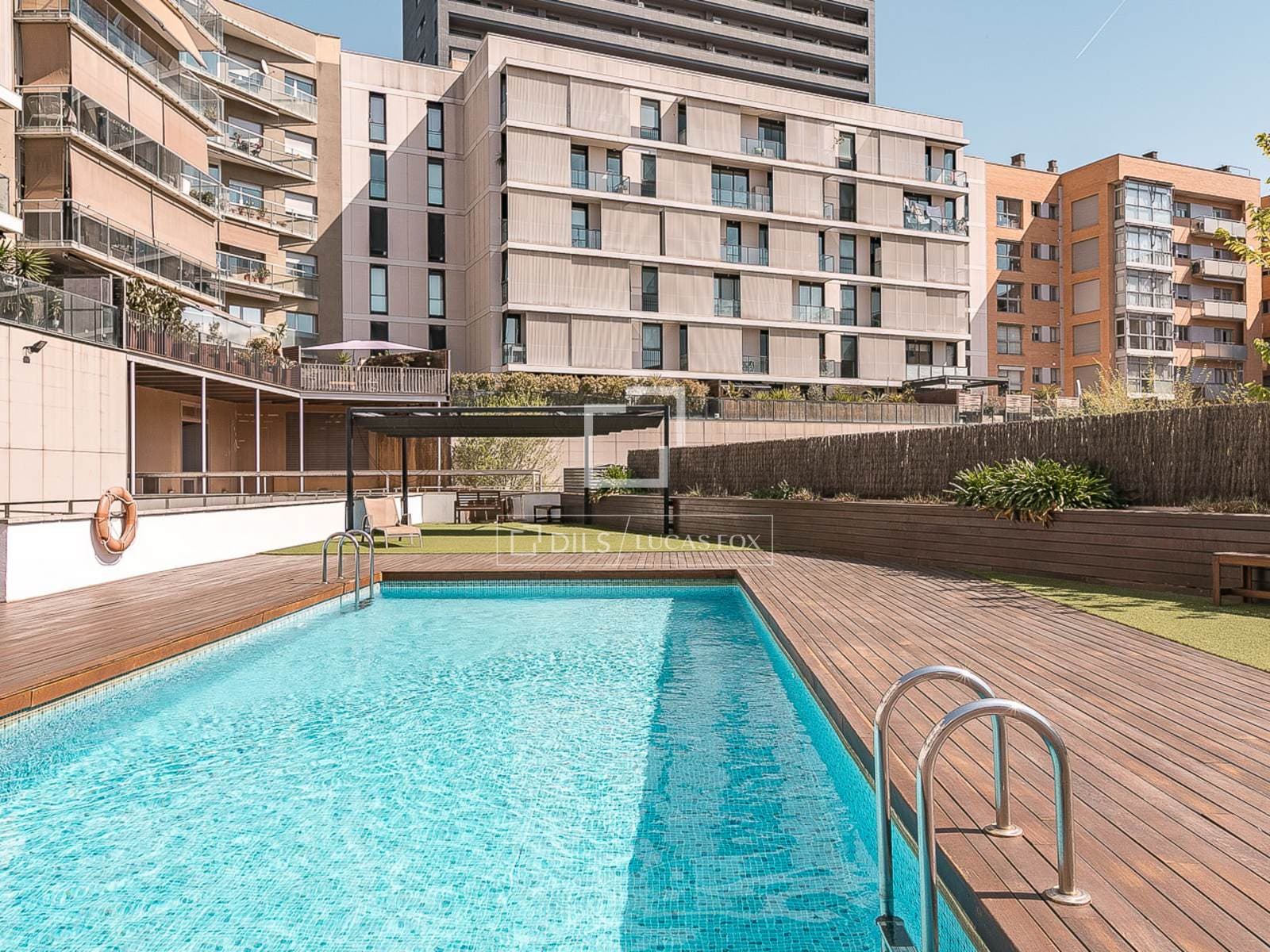 Bright One-Bedroom Apartment with Pool in Poblenou, Barcelona