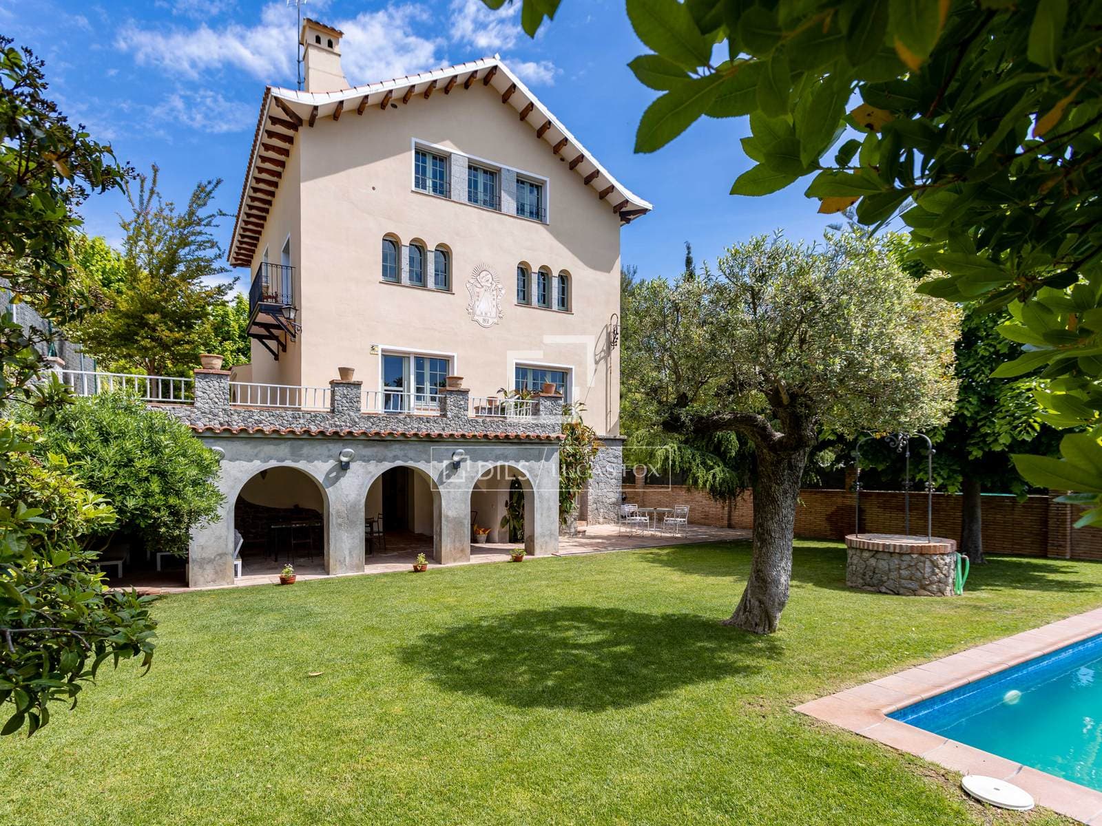 Stately Seven-Bedroom Villa with Pool in El Masnou, Barcelona