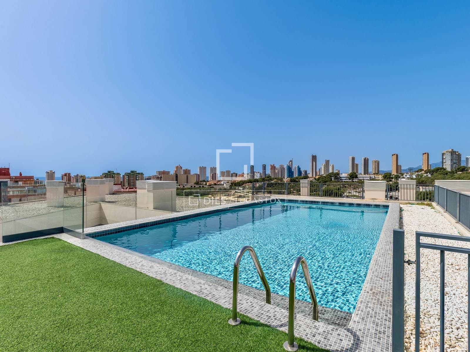 Modern Two-Bed Apartment with Rooftop Pool in Benidorm Poniente