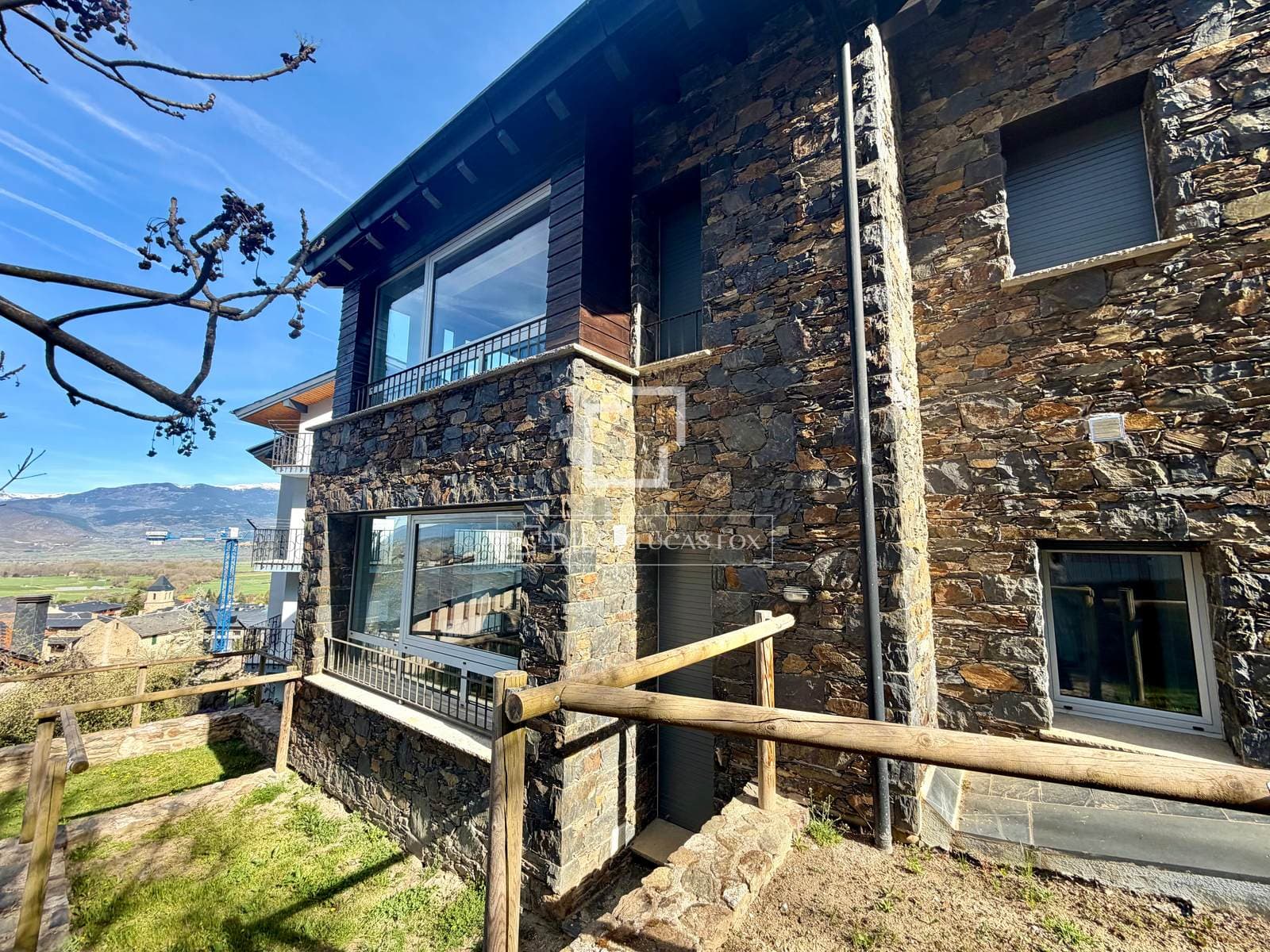 Cozy Two-Bedroom Apartment with Parking in La Cerdanya