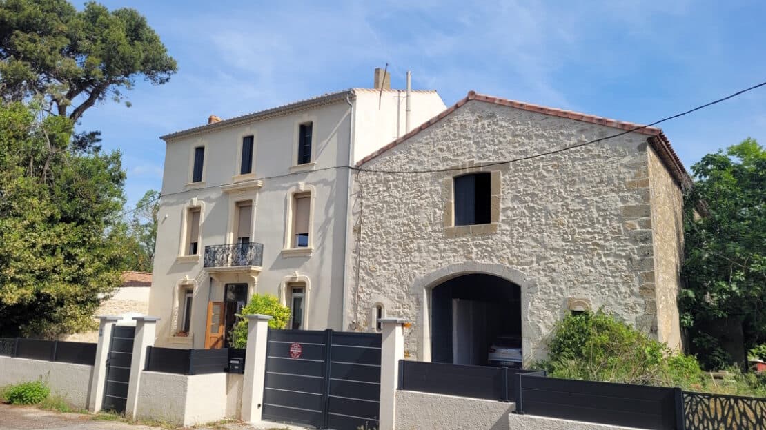 Spacious Six-Bedroom Town House with Garden and Pool near Beaches