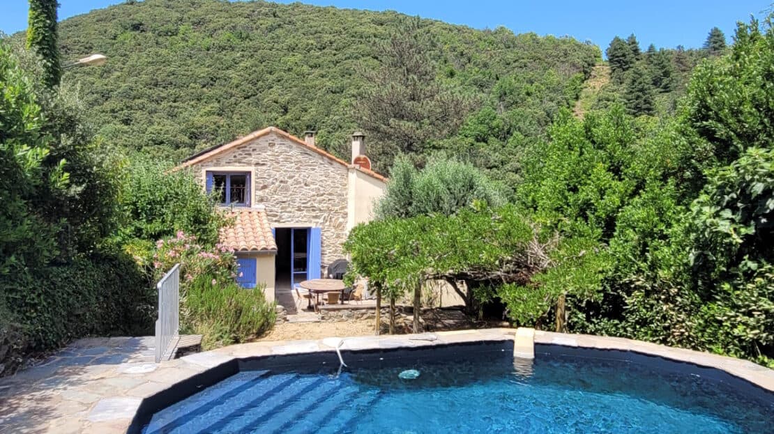 Very Pretty Country House With 145 M2 Of Living Space On 1255 M2 Of Land With Pool And 7400 M2 Of Non Attached Woods And Land.