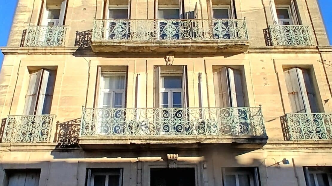 Impressive 18th-Century 8-Bed Mansion in Poilhes