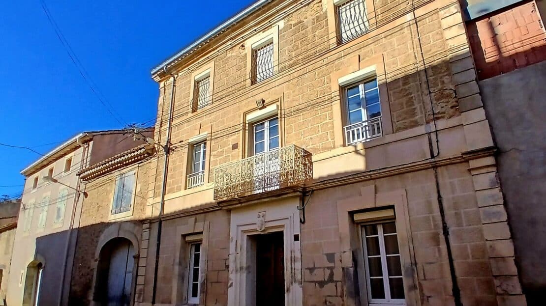 Elegant 18th-Century Bourgeoise House, Fully Renovated, Offering 190 M2 Of Living Space With 4 Bedrooms, Large Garage And Stone Outbuilding.
