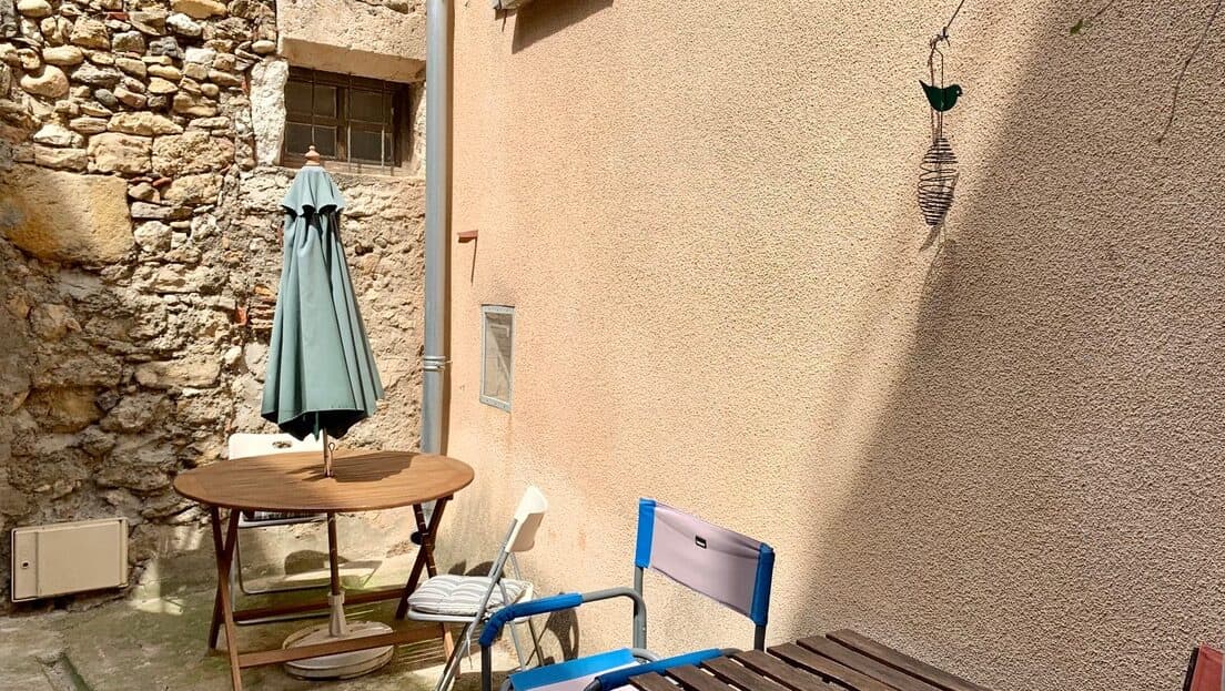 Charming Renovated Village House With 3 Bedrooms, Garage, Convertible Attic And A Common Courtyard, Located Near All Shops And The River.