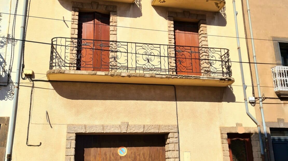 Pleasant City House With 145 M2 Of Living Space, Terrace And Private Parking In A Quiet Area.