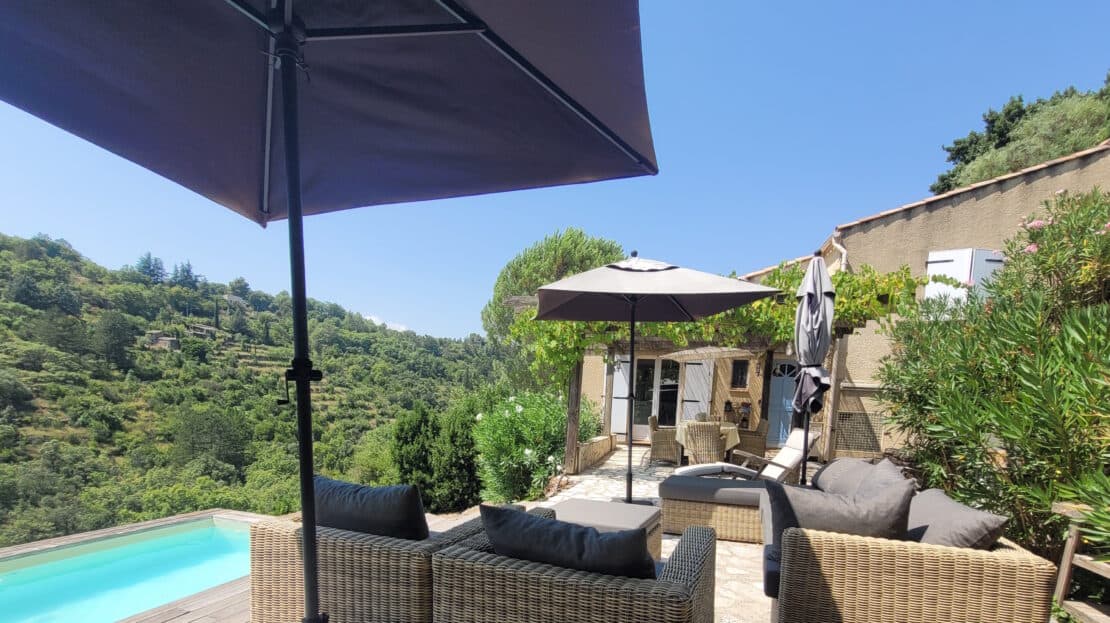 Superb Little Farmhouse Built In 2005, With 75 M2 Of Living Space On A Terraced Plot Of 2540 M2 With A Swimming Pool And Lovely Views.