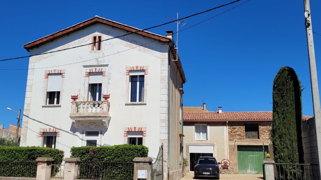 A Charming, Characterful Townhouse Dating From The Early 20th Century With About 130 M2 Of Living Space And Outbuildings On A 550 M2 Plot.