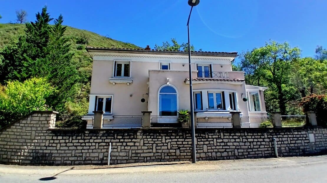 Art Deco Four-Bed House with Stunning Views in Esperaza