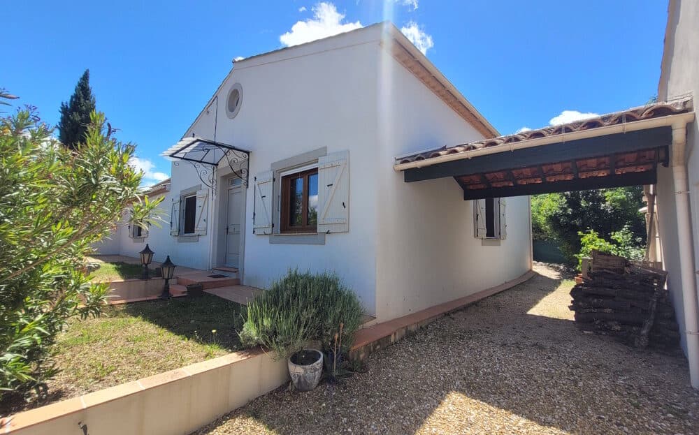 Beautifully Renovated 50's House On 700 M2 Of Land With Swimming Pool And 2 Outbuildings Including A Freelance Practice.
