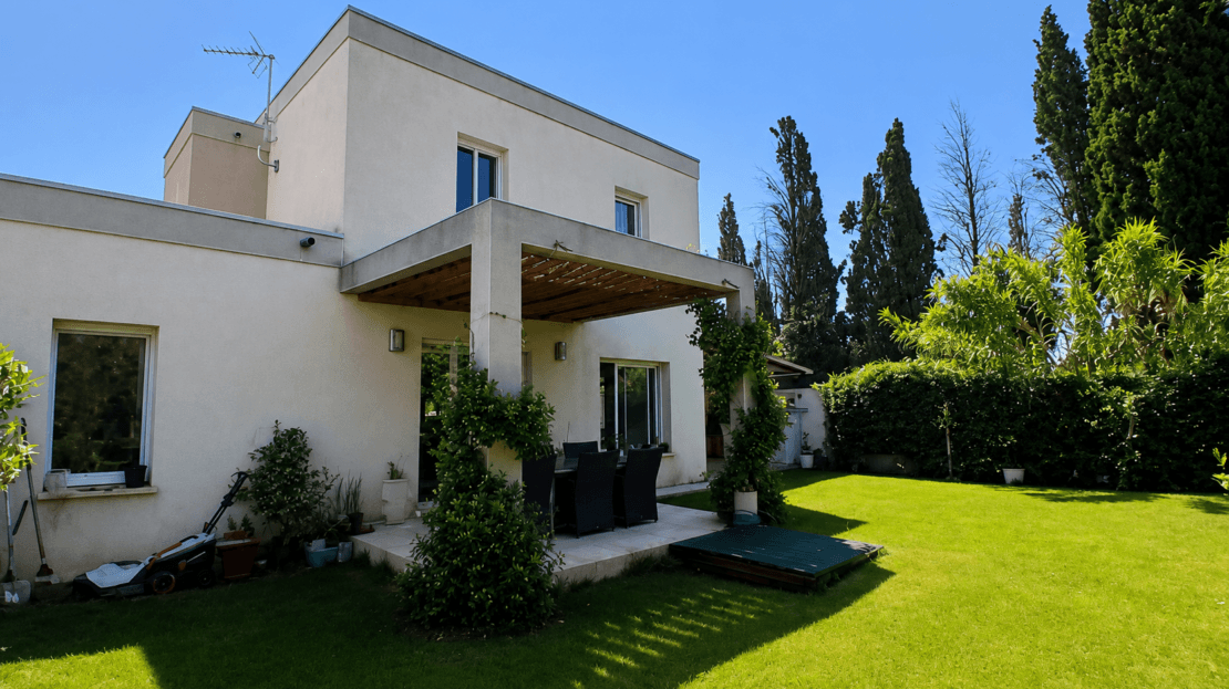Three-Bedroom Villa with Landscaped Garden near Béziers