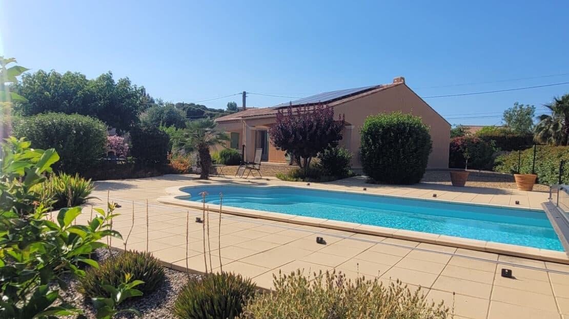 A Charming Villa With 100 M2 Of Living Space, On A Beautifully Landscaped Plot Of 1118 M2 Featuring A Swimming Pool.