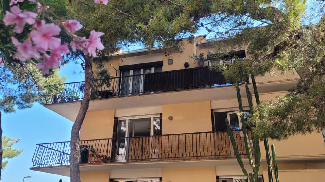 A Cosy 85 M2 Flat With 3 Bedrooms, Terrace And Private Parking Space, At The Foot Of Mont Saint-Clair.