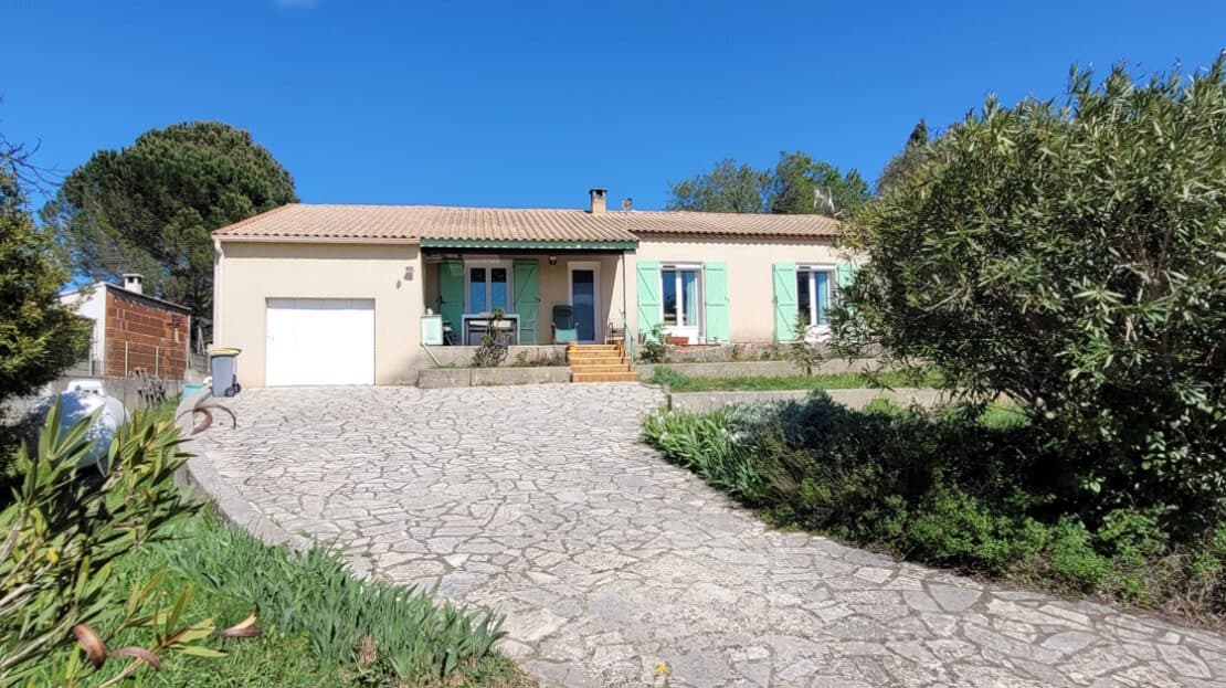 Charming Villa In Need Of Modernisation, Offering 100 M2 Of Living Space, A Garage And Set On 1052 M2 Of Land With Unobstructed Views.