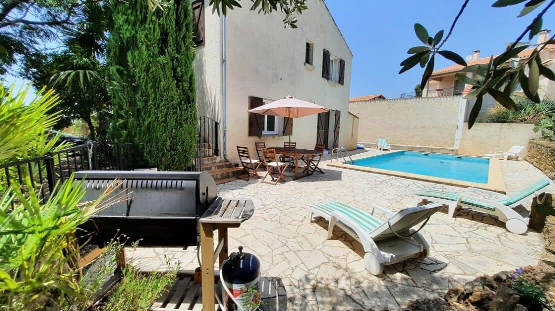 Family Villa With 148 M2 Of Living Space, Terrace, Garage And 560 M2 Of Land With Swimming Pool.