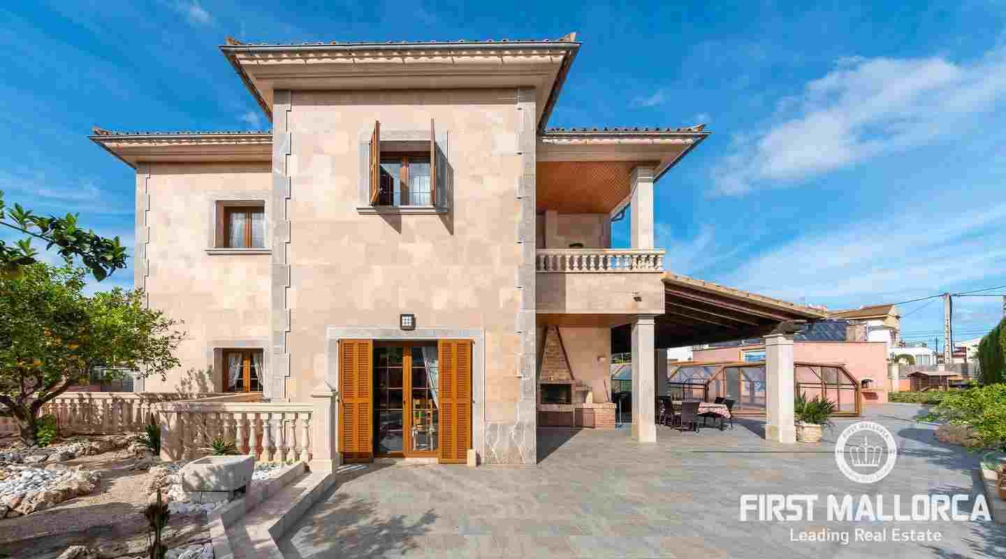 Stunning Five-Bed Villa with Heated Pool in Can Picafort