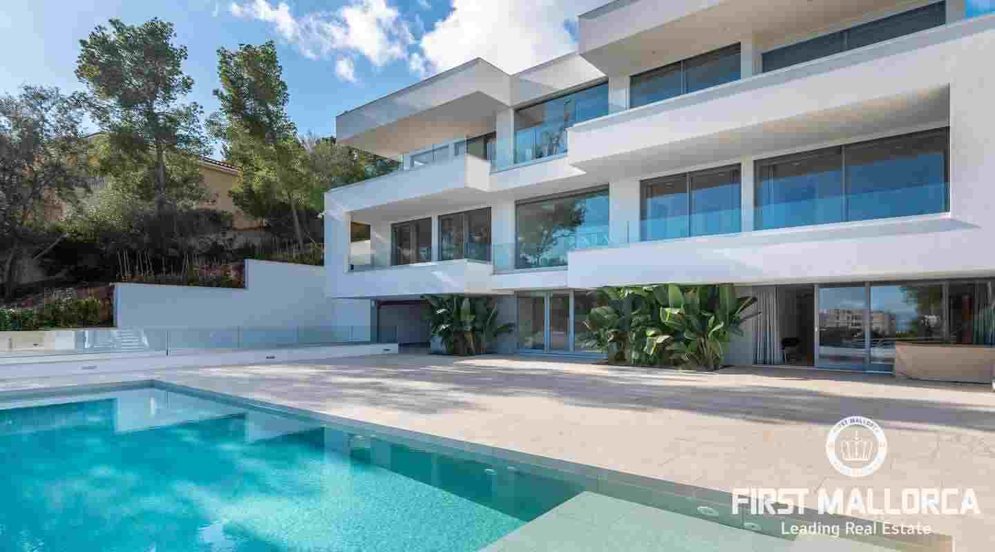Exquisite Five-Bedroom Villa with Sea Views in Palmanova