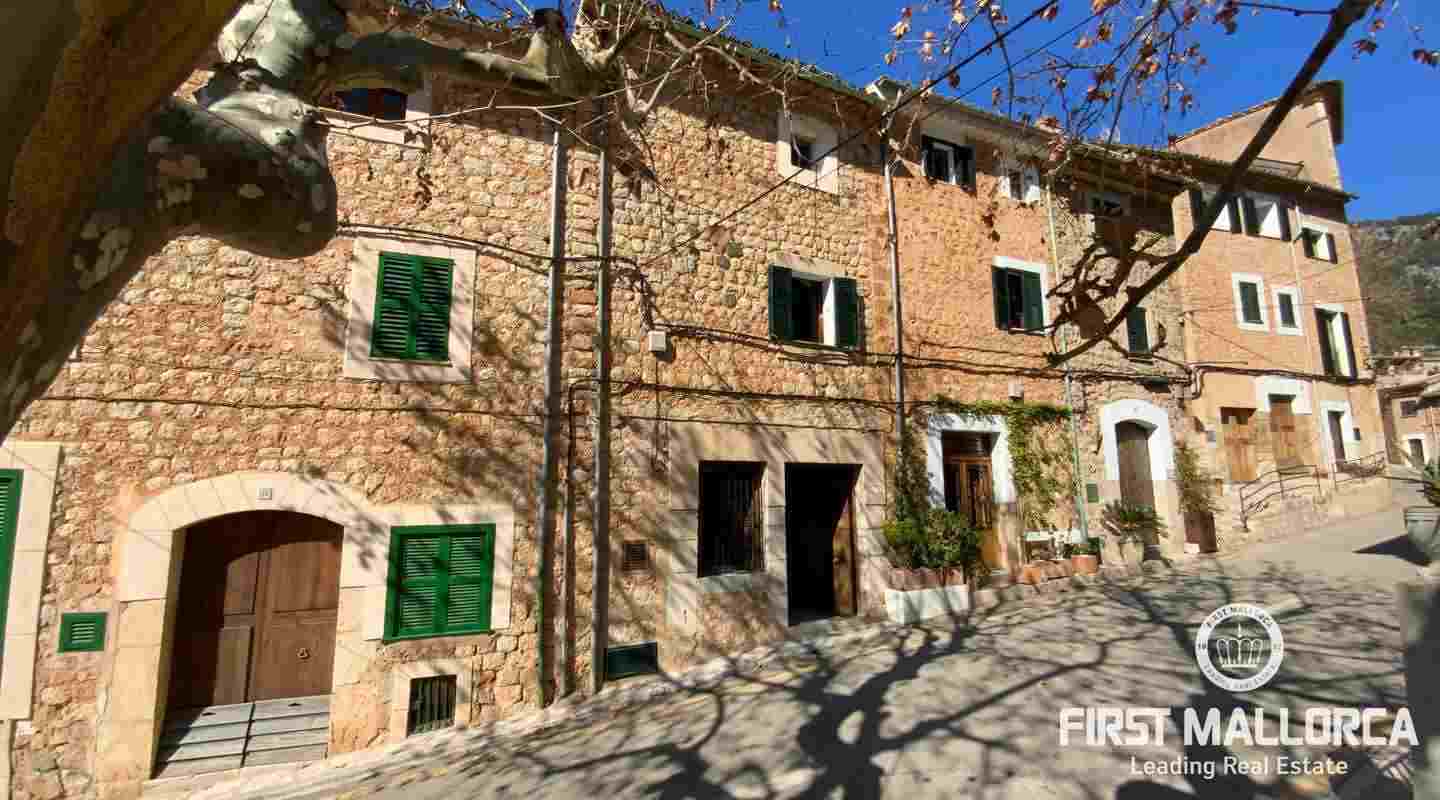 Spacious Four-Bedroom Townhouse in Fornalutx