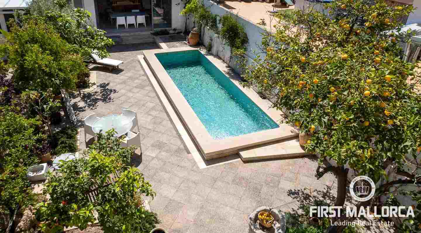 Contemporary Five-Bedroom House with Pool near Molinar