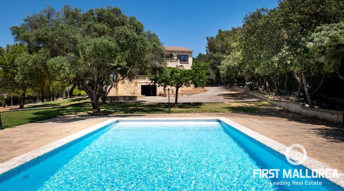 Spacious 8-Bedroom Villa with Pool in Peaceful Algaida