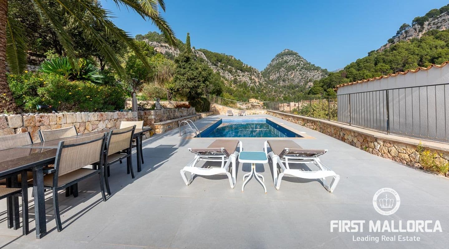 Five-Bedroom House with Pool and Holiday Rental License in Caimari