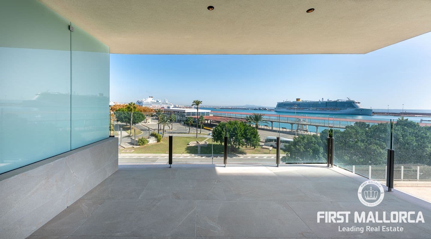 Luxury Three-Bedroom Apartment with Harbour Views in Palma