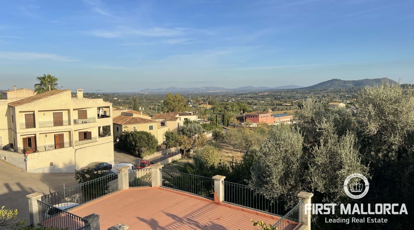 Spacious Four-Bedroom Townhouse with Garage in Selva