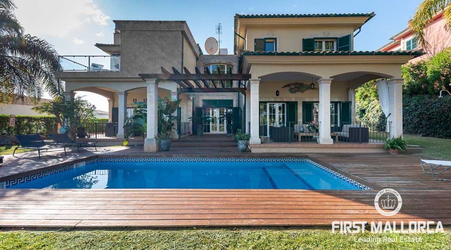 Elegant Four-Bedroom Villa with Sea Views in Cala Vinyas