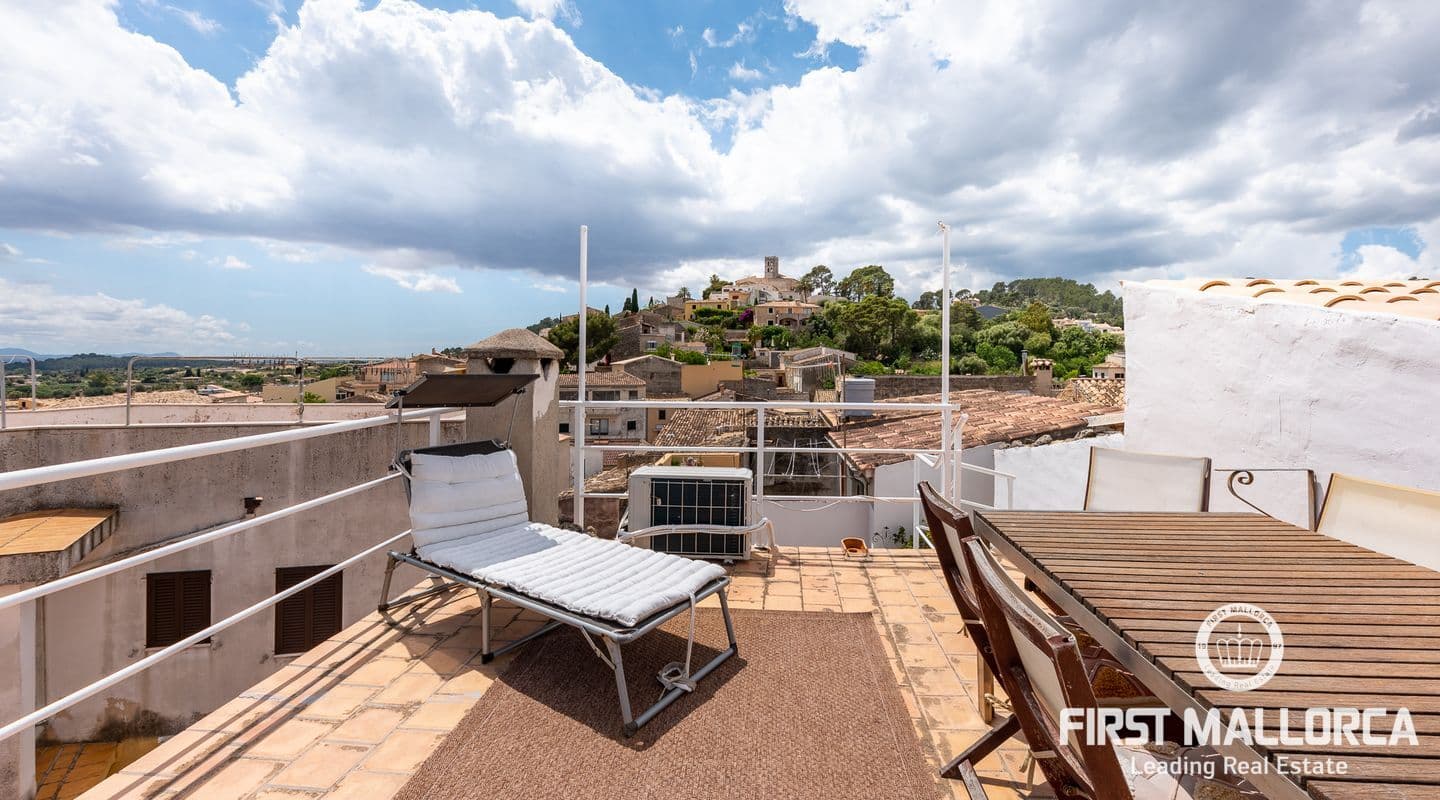 Charming Three-Bedroom House with Rooftop Views in Selva