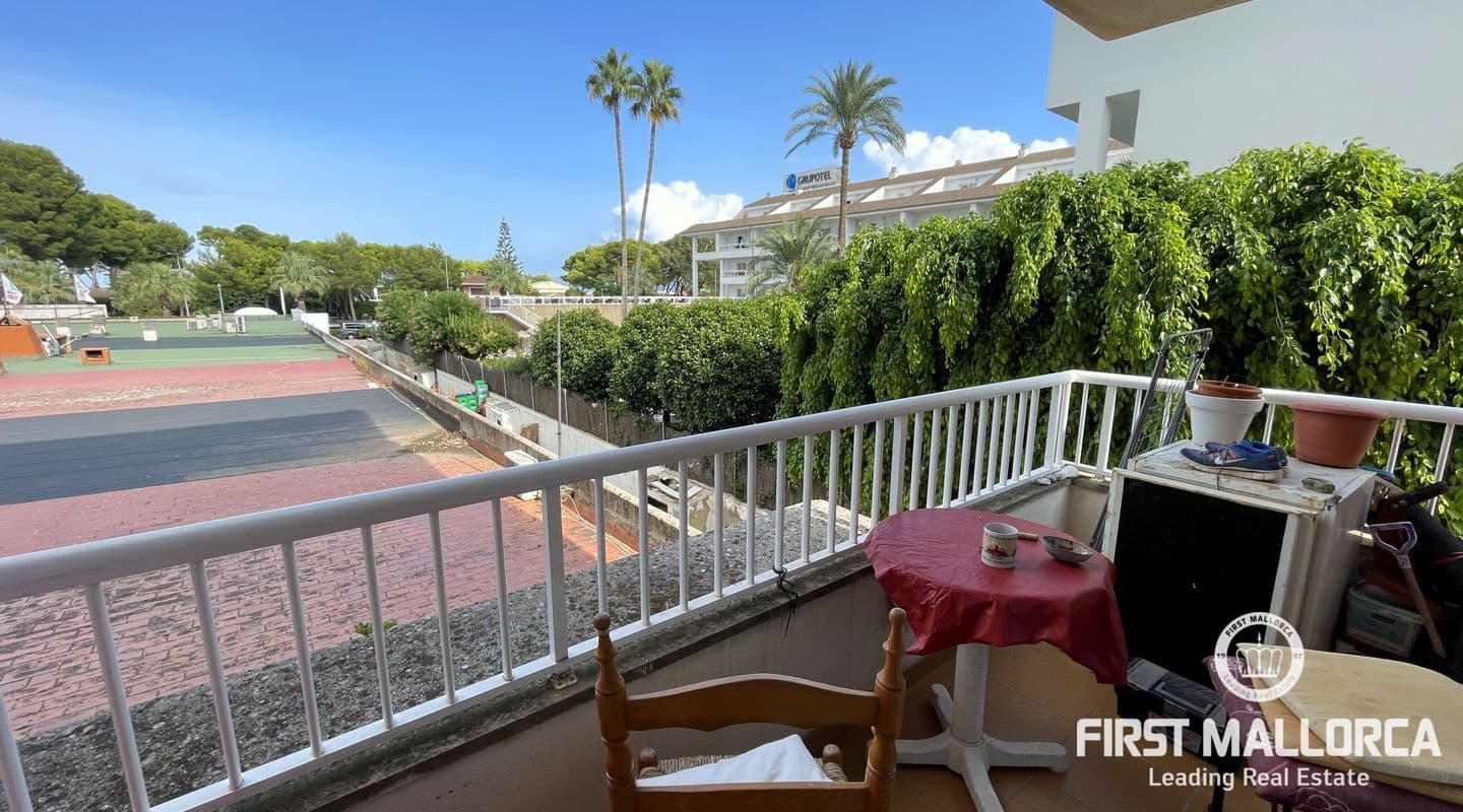 Bright 2-Bed Flat Ready for Renovation with Sea View Balcony