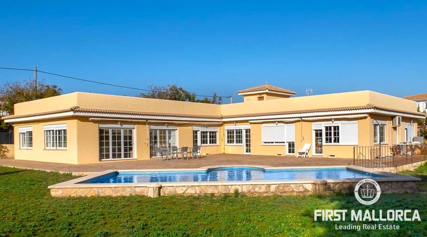 Spacious Six-Bedroom Villa in Prime Santa Ponsa Location