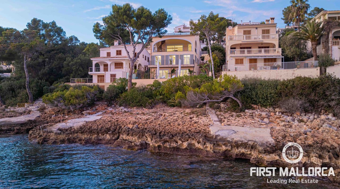 Luxury Six-Bedroom Villa with Sea Access in Alcanada