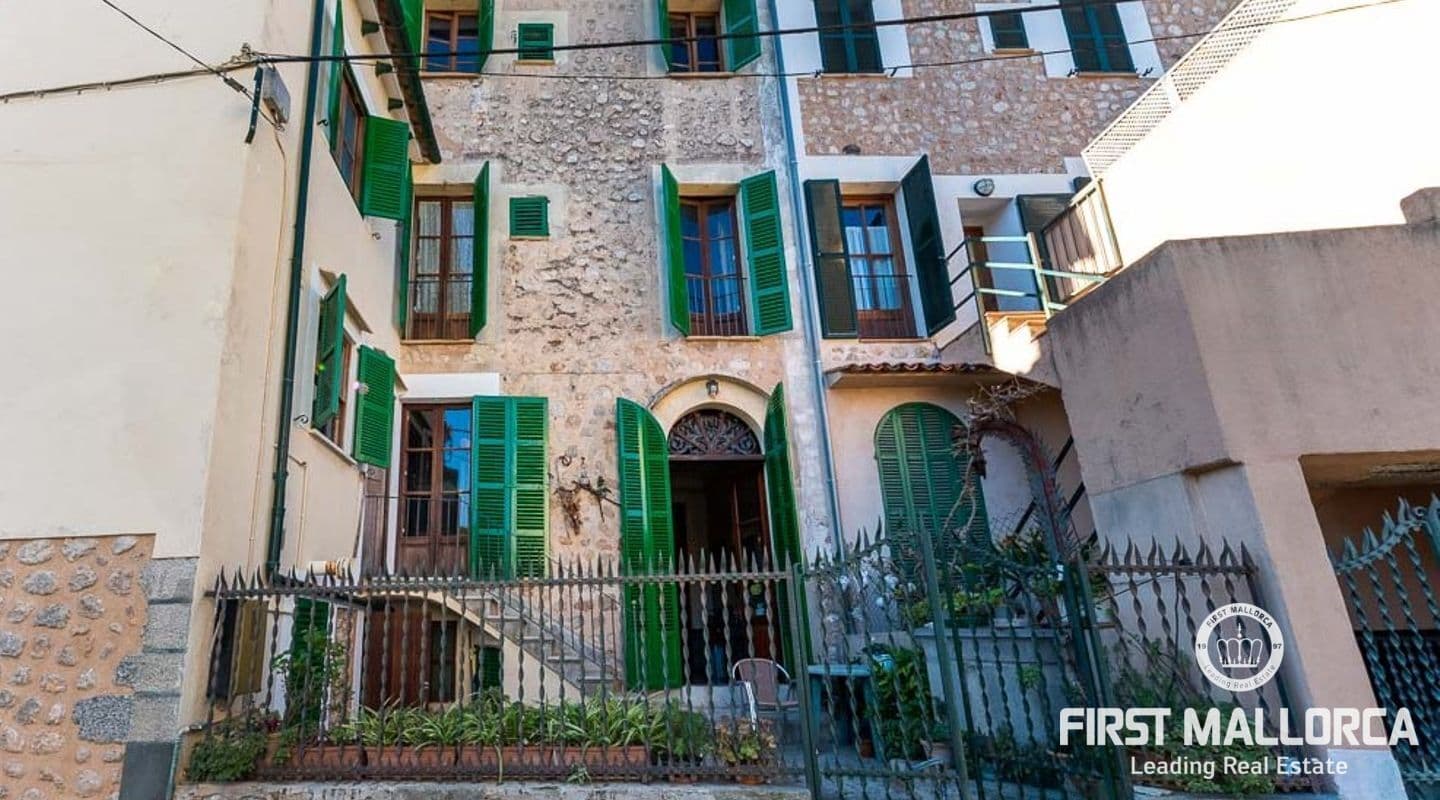Spacious Six-Bedroom Townhouse in the Heart of Sóller