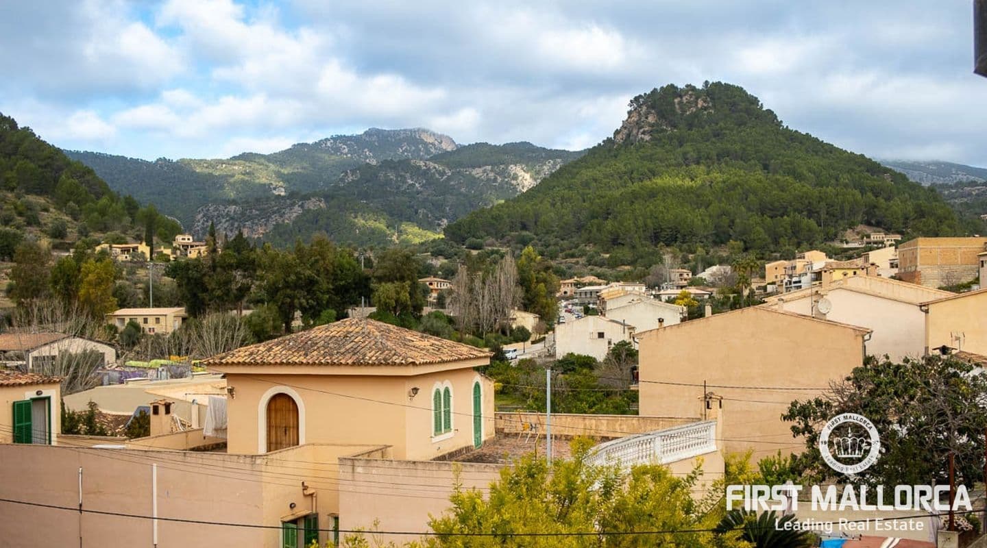 Charming Four-Bedroom House with Garden in Puigpunyent
