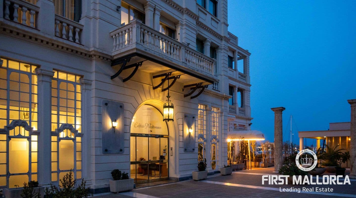 Spacious Four-Bedroom Apartment in Exclusive Mediterráneo Building
