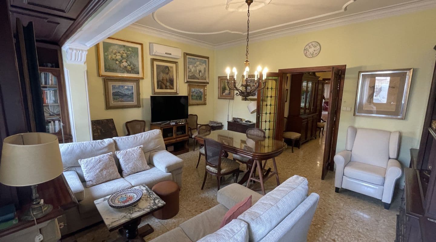Spacious Five-Bedroom Flat in Central Palma