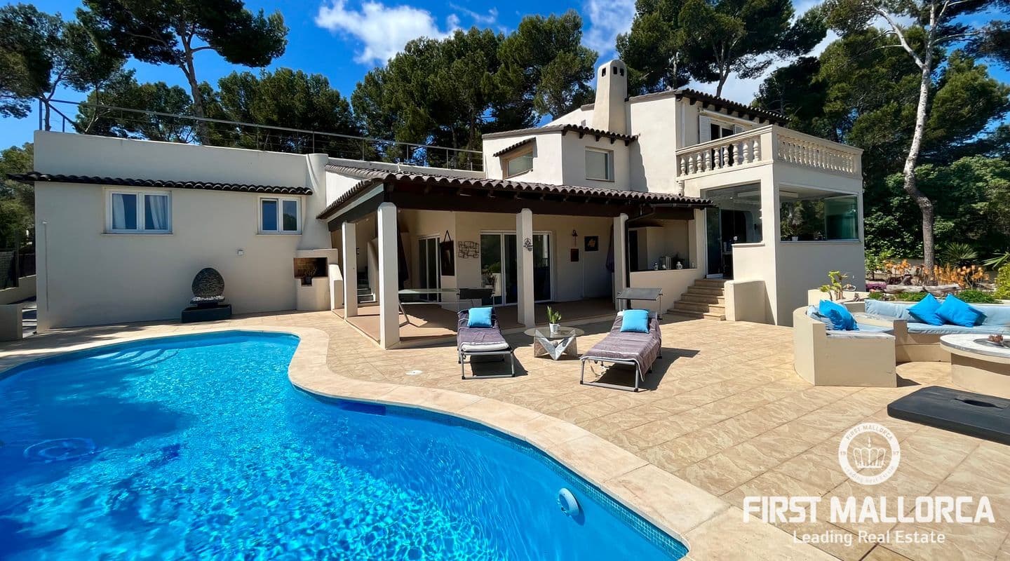 Spacious Five-Bedroom Villa with Sea Views in Sol de Mallorca