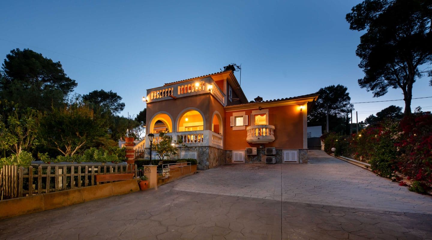 Six-Bedroom Mediterranean Villa with Renovation Potential in Nova Santa Ponsa