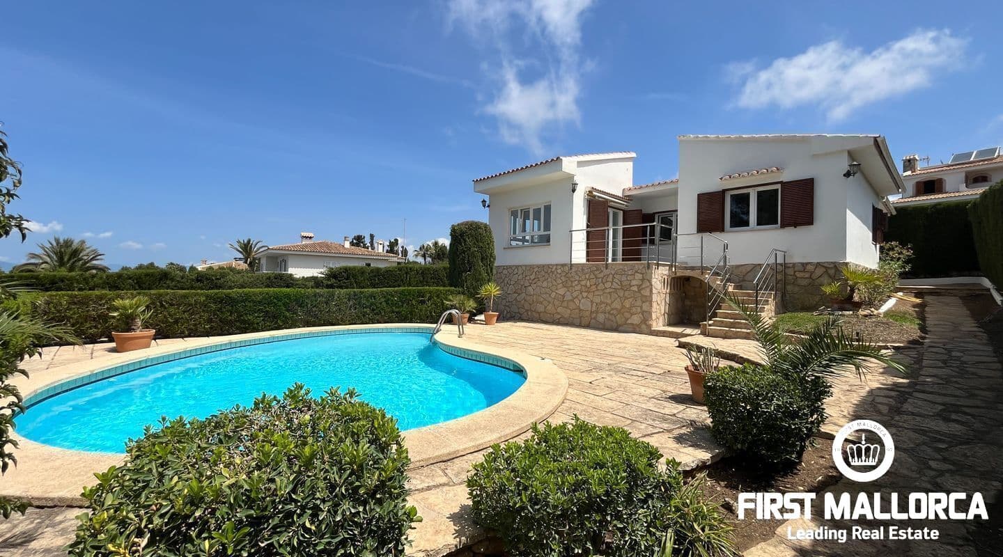 Detached House with Swimming Pool and Partial Sea Views in Badía Blava