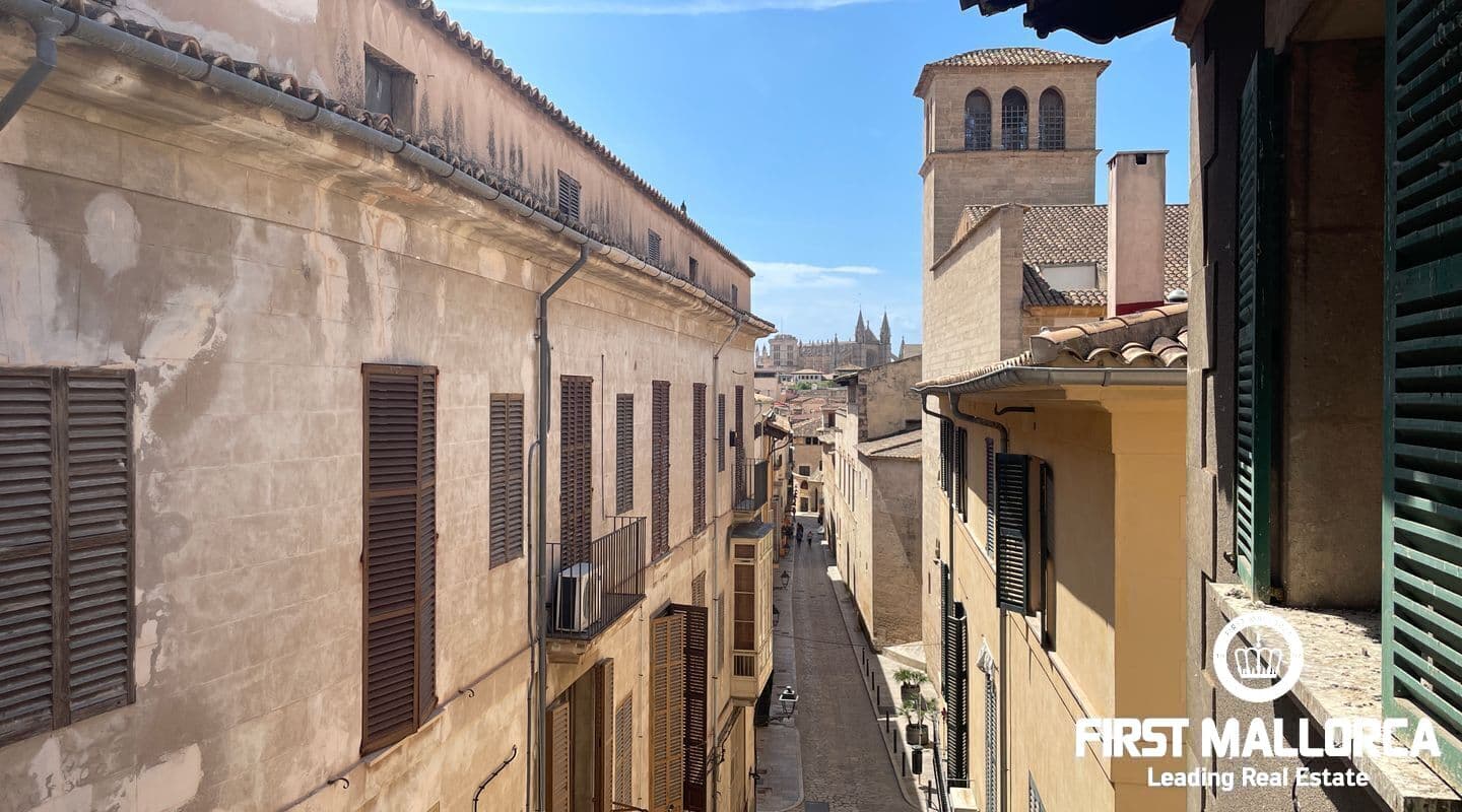 Spacious Four-Bedroom Apartment for Renovation in Palma's Old Town