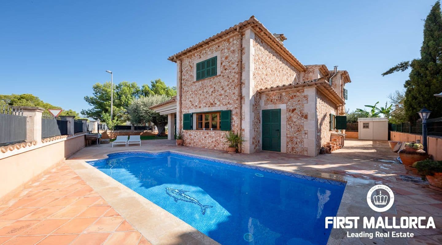 Spacious Five-Bedroom Chalet with Pool near Palma