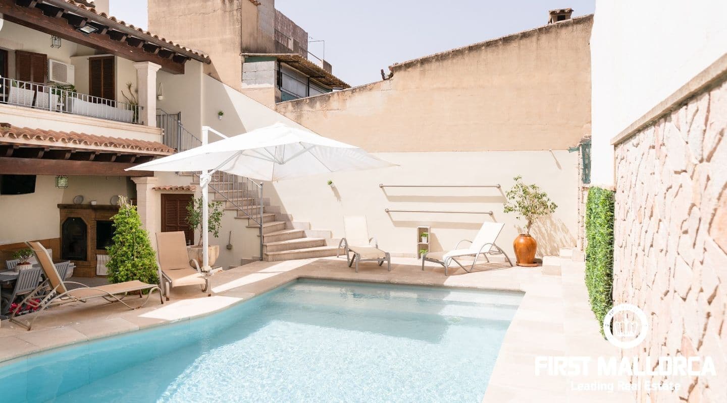 Four-Bedroom Village House with Pool in Scenic Porreres