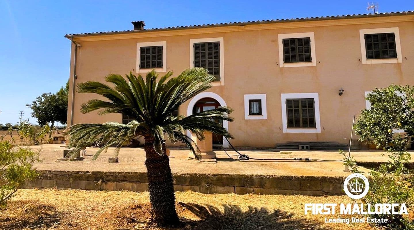 Spacious Five-Bedroom Country House near Es Trenc Beach