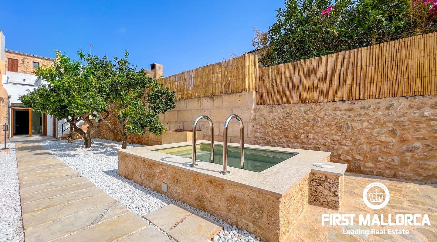 Refurbished Townhouse with Patio in Llucmajor