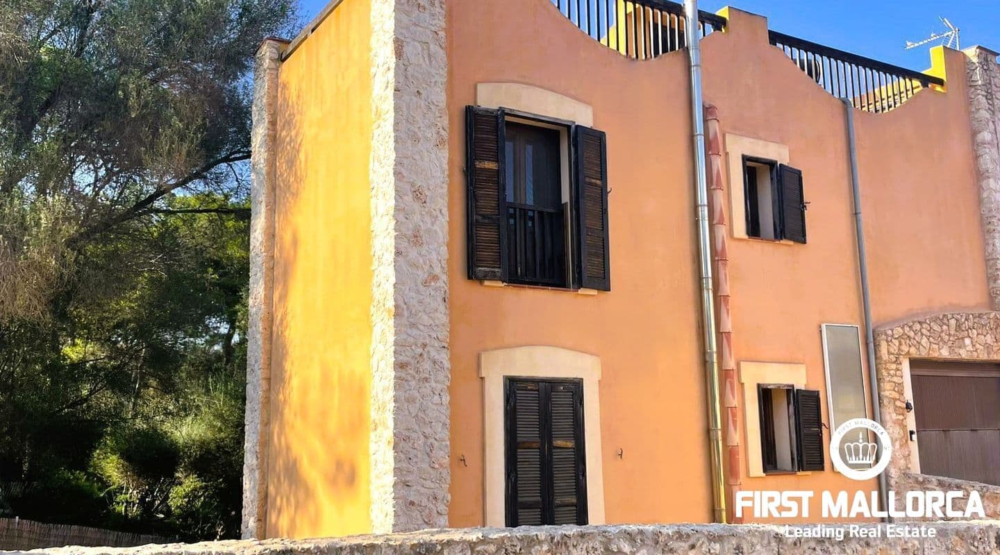 Three-Bedroom House with Spacious Garden in Cala Figuera