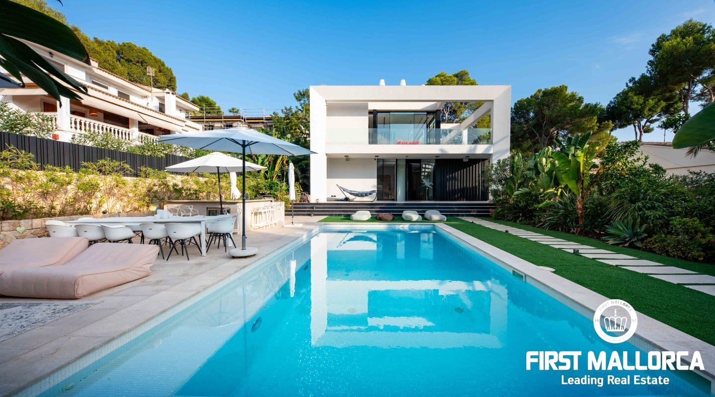 Luxurious Five-Bedroom Villa with Pools in Bendinat