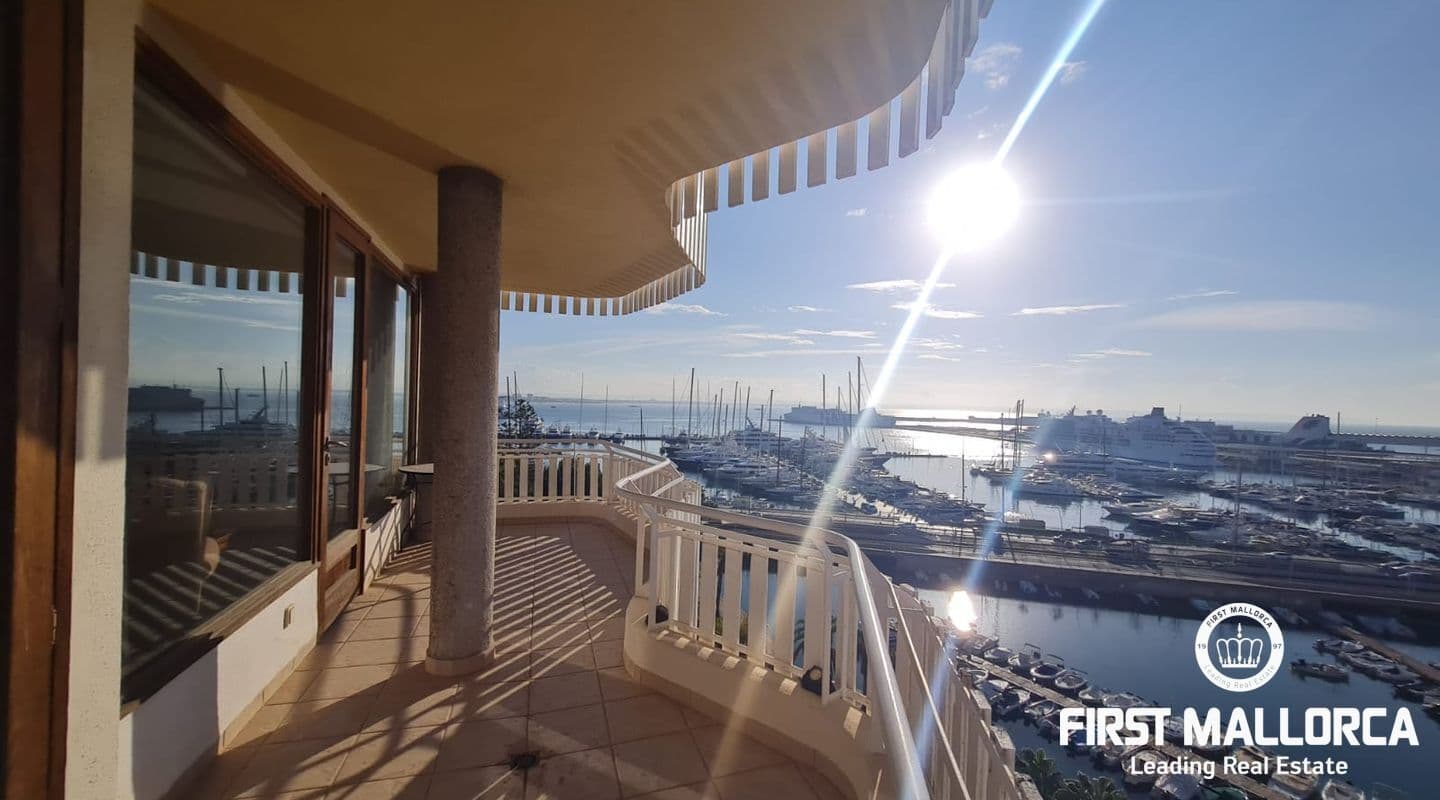 Luminous Three-Bedroom Apartment with Sea Views in Palma