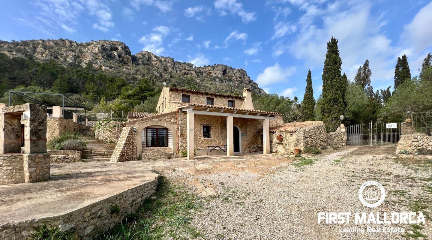 Rustic Finca with Panoramic Mountain Views near Llucmajor