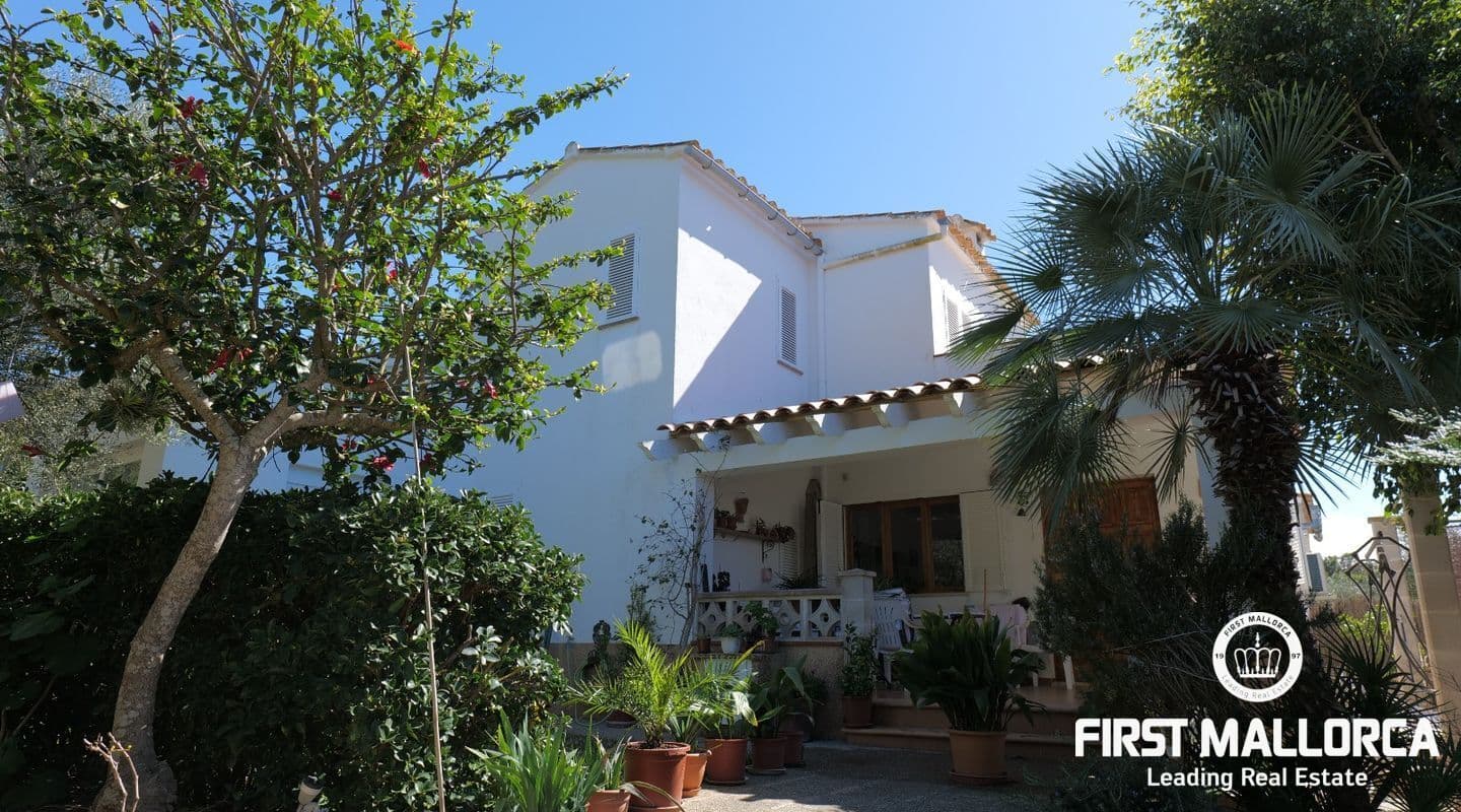 Spacious Four-Bedroom House Just 100m from the Sea in Cala Pi