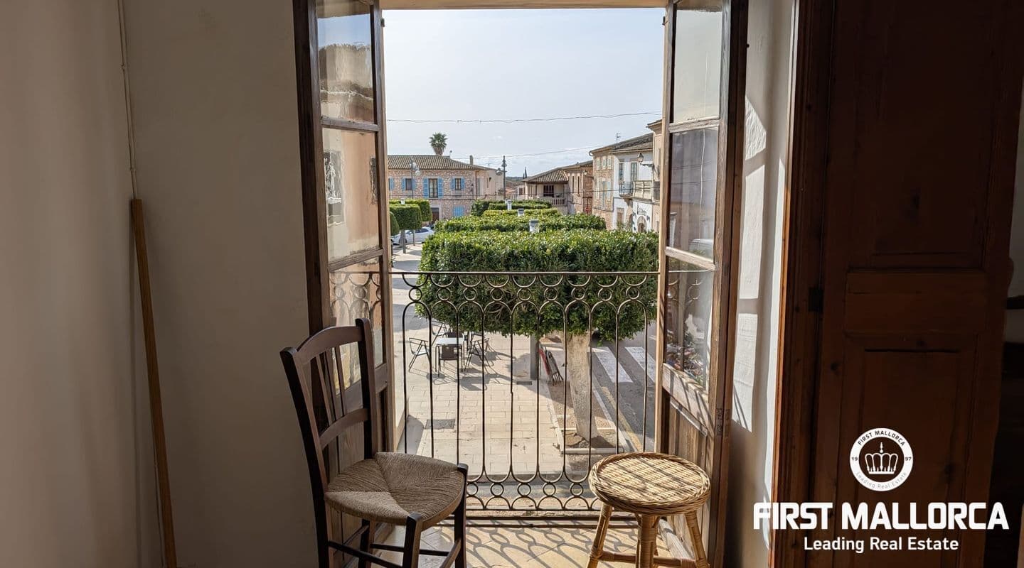 Charming Three-Bed Townhouse with Garden in Llombards